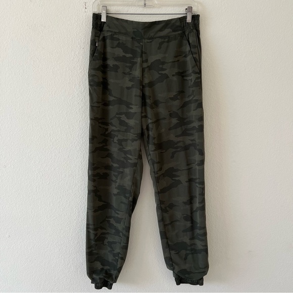 Athleta Brooklyn Textured Lined Lux Jogger Olive Camo Athleisure Gorpcore Size 8 - Picture 5 of 16